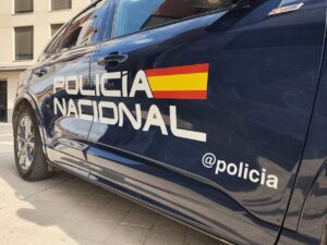 Vehículo de la Policía Nacional con el logo y bandera de España