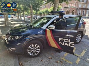 Vehículo de la Policía Nacional en Palencia con un agente