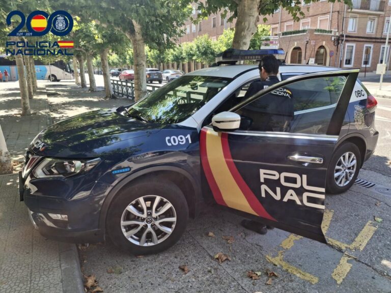 Vehículo de la Policía Nacional en Palencia con un agente