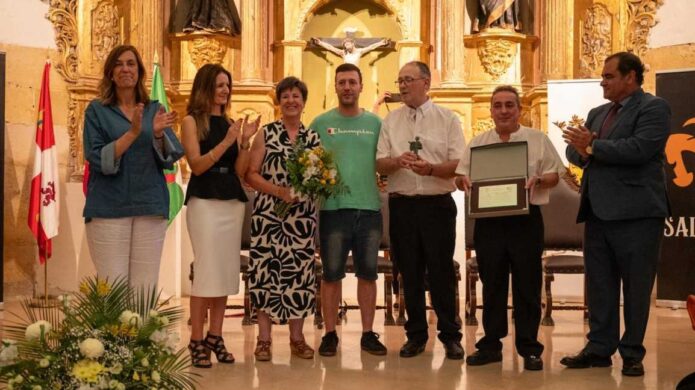 Entrega del XXI Premio Cultural Javier Cortes en Saldaña con Dulzaineros Vino Aquilino