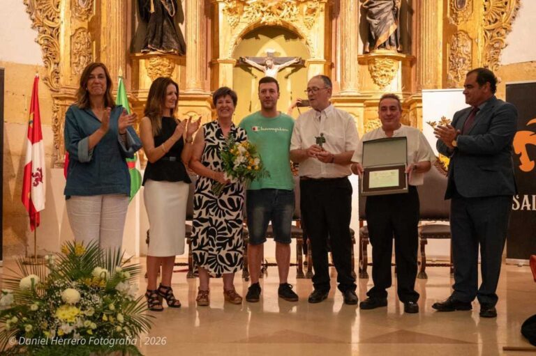 Entrega del XXI Premio Cultural Javier Cortes en Saldaña con Dulzaineros Vino Aquilino