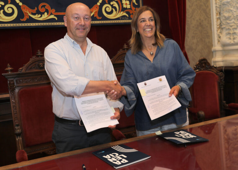 Firma de convenio para el Premio Internacional de Poesía Jorge Manrique en Paredes de Nava
