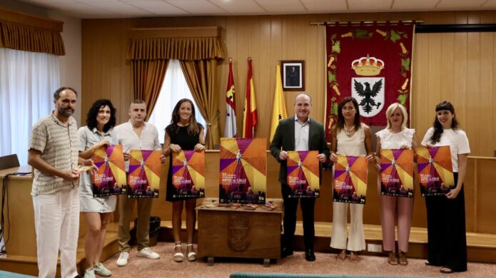 Presentación del festival ARCA 2026 con varios participantes mostrando carteles