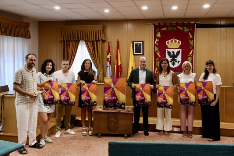 Presentación del festival ARCA 2026 con varios participantes mostrando carteles