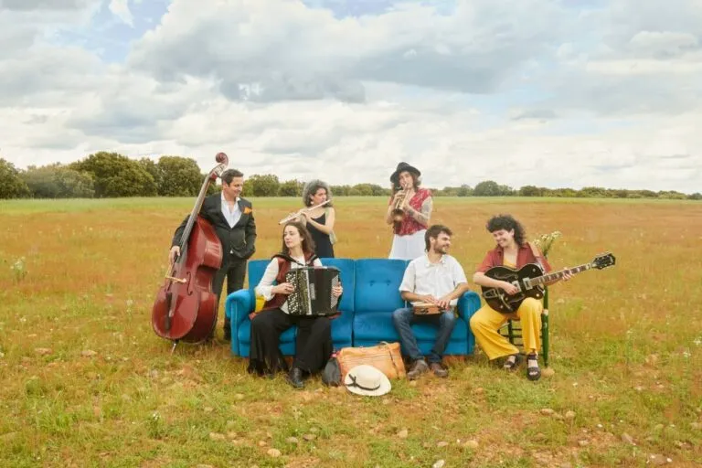 Sexteto Prieto Picado en un campo con instrumentos musicales