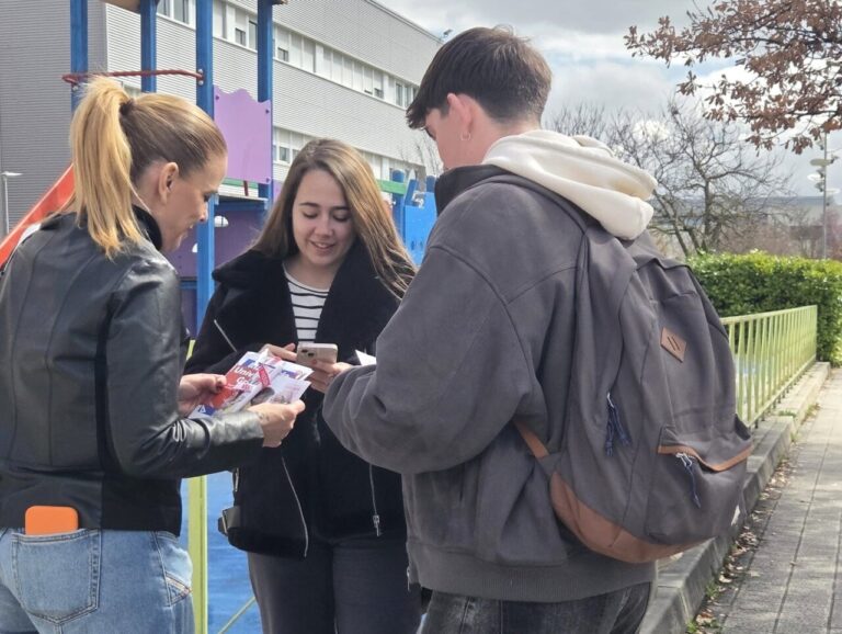 Grupo de jóvenes interactuando en el campus universitario