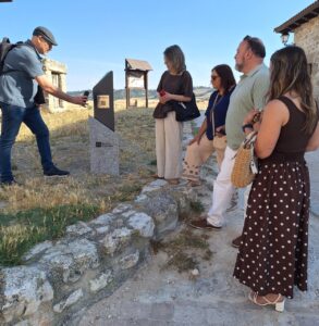 Grupo de personas observando un punto de información en Baltanás