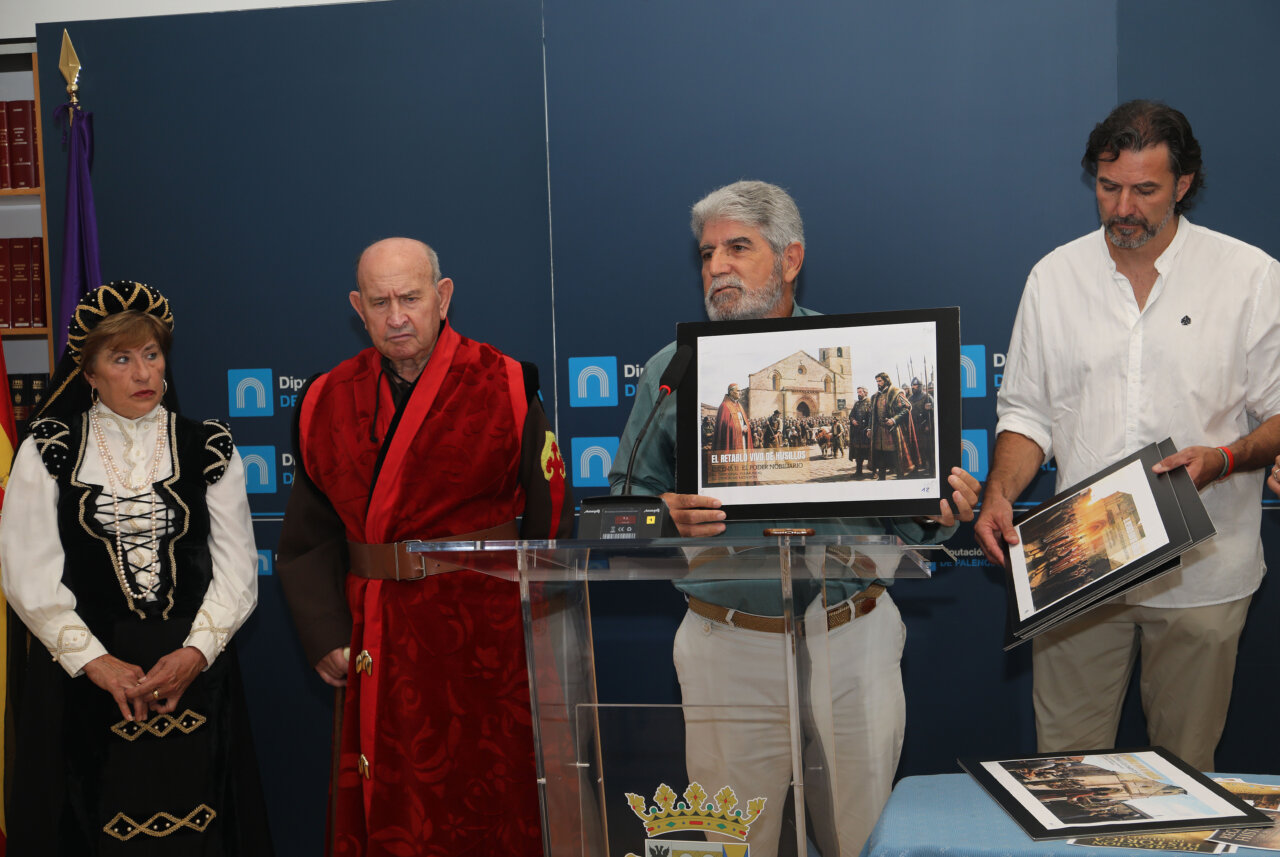 Presentación de la recreación histórica en Husillos con participantes vestidos de época