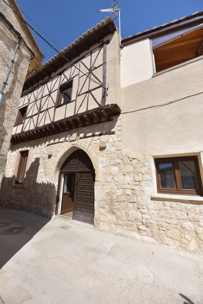 Fachada de una vivienda rehabilitada en Palencia con detalles arquitectónicos
