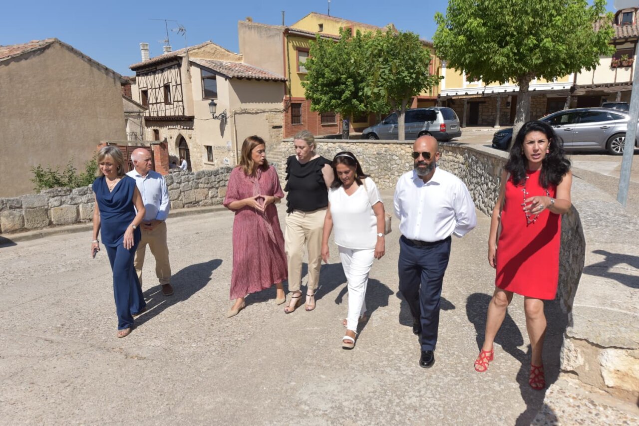 Grupo de personas en una visita a viviendas rehabilitadas en Palencia