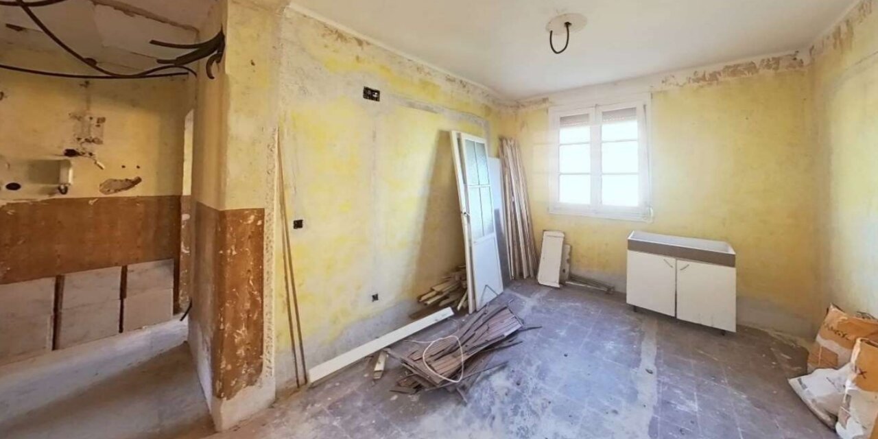 Interior de una vivienda en rehabilitación en Palencia con paredes amarillas