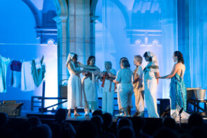 Actuación de mujeres galleteras en el teatro Remienda en Aguilar de Campoo