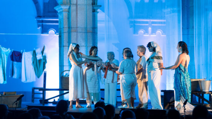 Actuación de mujeres galleteras en el teatro Remienda en Aguilar de Campoo
