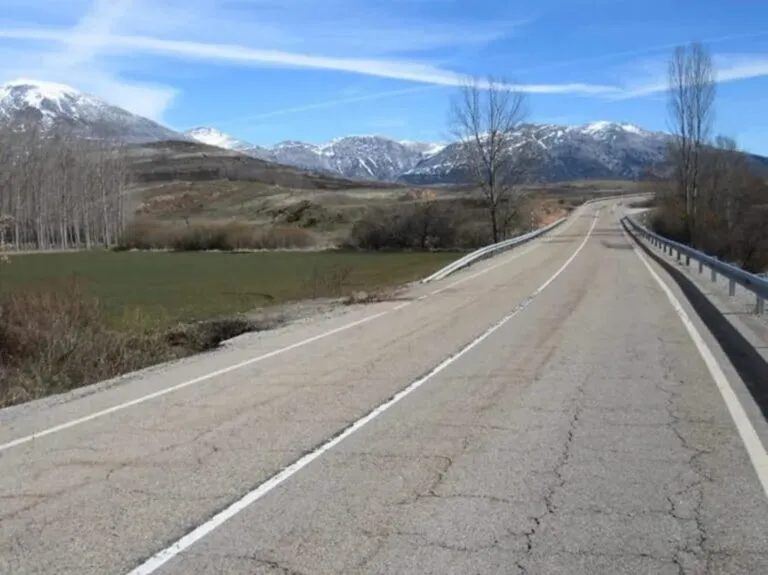 Vista de la carretera CL-626 entre Santibáñez de la Peña y Aguilar de Campoo