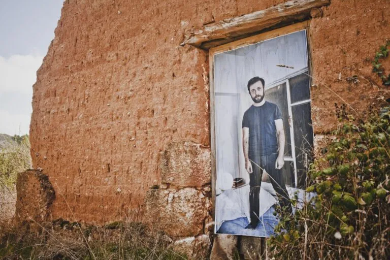 Fotografía de un artista en una residencia artística en Tabanera de Cerrato