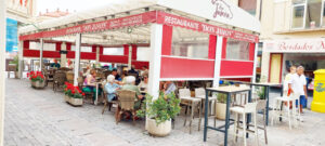 Terraza del Restaurante Don Jamón en la Plaza Mayor con comensales disfrutando.