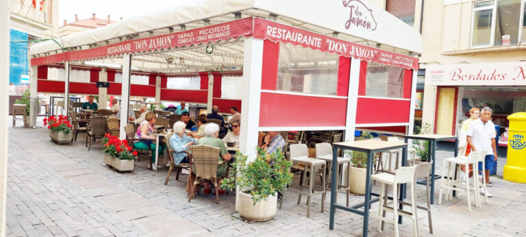 Terraza del Restaurante Don Jamón en la Plaza Mayor con comensales disfrutando.