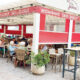 Terraza del Restaurante Don Jamón en la Plaza Mayor con comensales disfrutando.