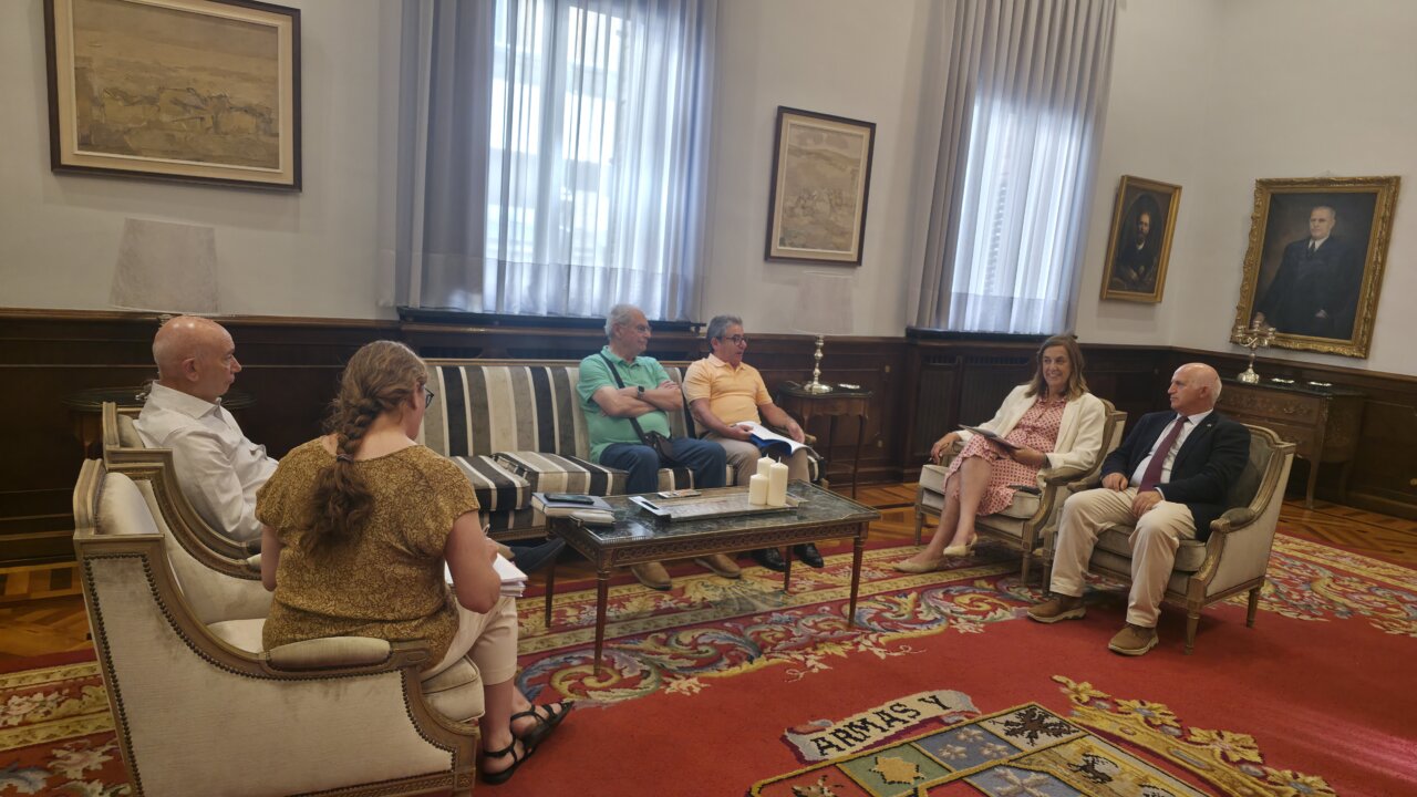 Reunión de la Diputación con representantes de Itero Seco en un salón