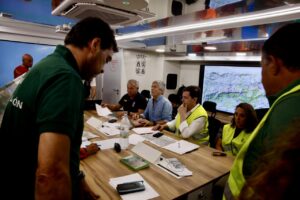 Reunión de gestión del incendio en Burgohondo con varios participantes