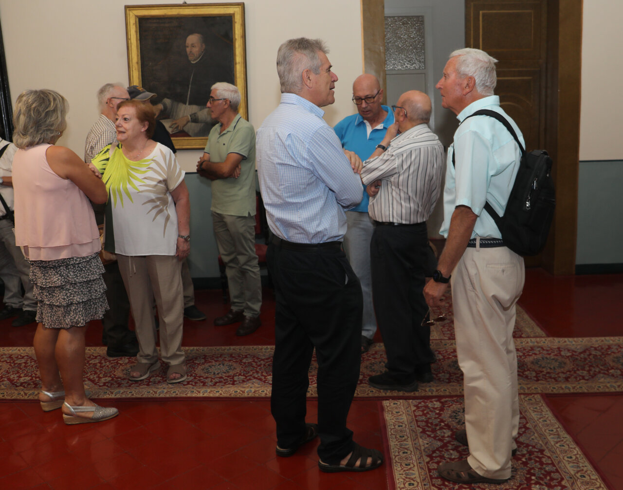 Reunión de misioneros en el Obispado de Palencia con varias personas conversando.