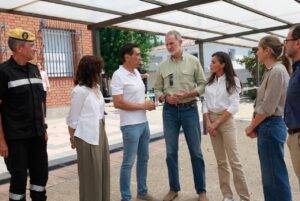 El rey Felipe VI conversando con autoridades sobre incendios en España