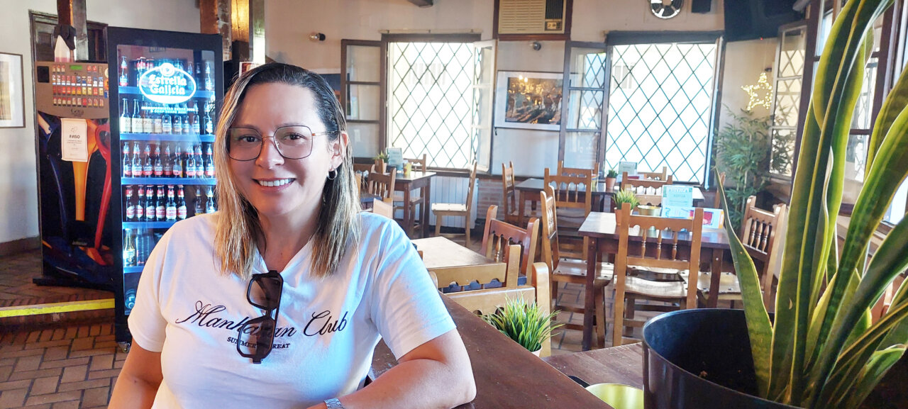 Mujer sonriente en el Bar Rústica con decoración acogedora