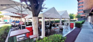 Terraza del Bar Rústica con mesas y sombrillas en Palencia