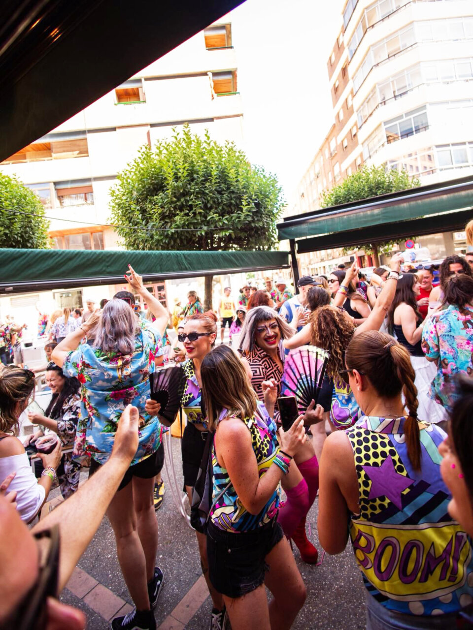Personas disfrutando en la terraza de Salsa Rosa en Palencia