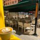 Taza de café en una terraza con mesas vacías en Palencia
