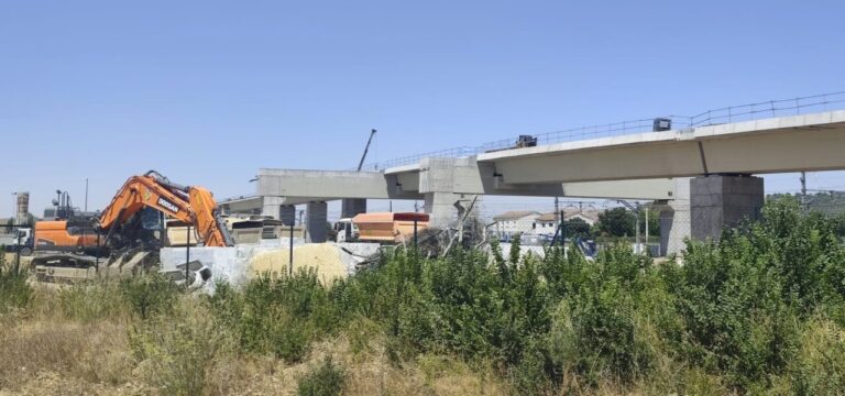 Obras del viaducto Salto de Carnero en Palencia con maquinaria pesada