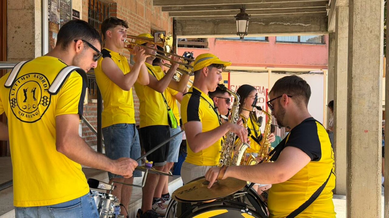 Grupo de músicos tocando en las fiestas de San Cristóbal en Saldaña
