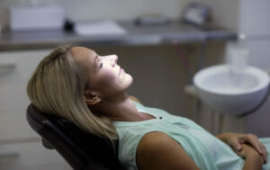Paciente relajada durante un tratamiento dental con sedación consciente