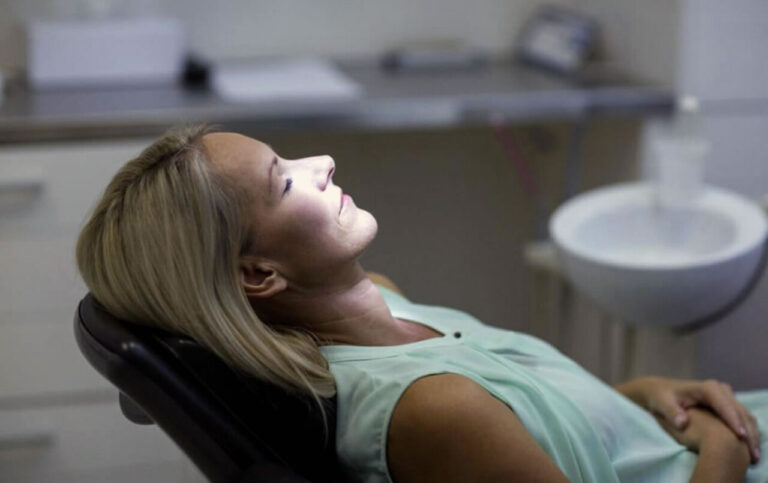 Paciente relajada durante un tratamiento dental con sedación consciente