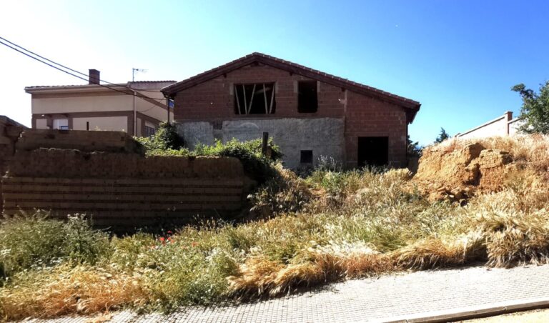 Solar en un municipio de Palencia con vegetación y ruinas visibles