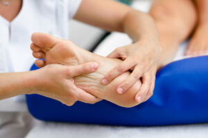 Masaje en el pie para aliviar la fascitis plantar
