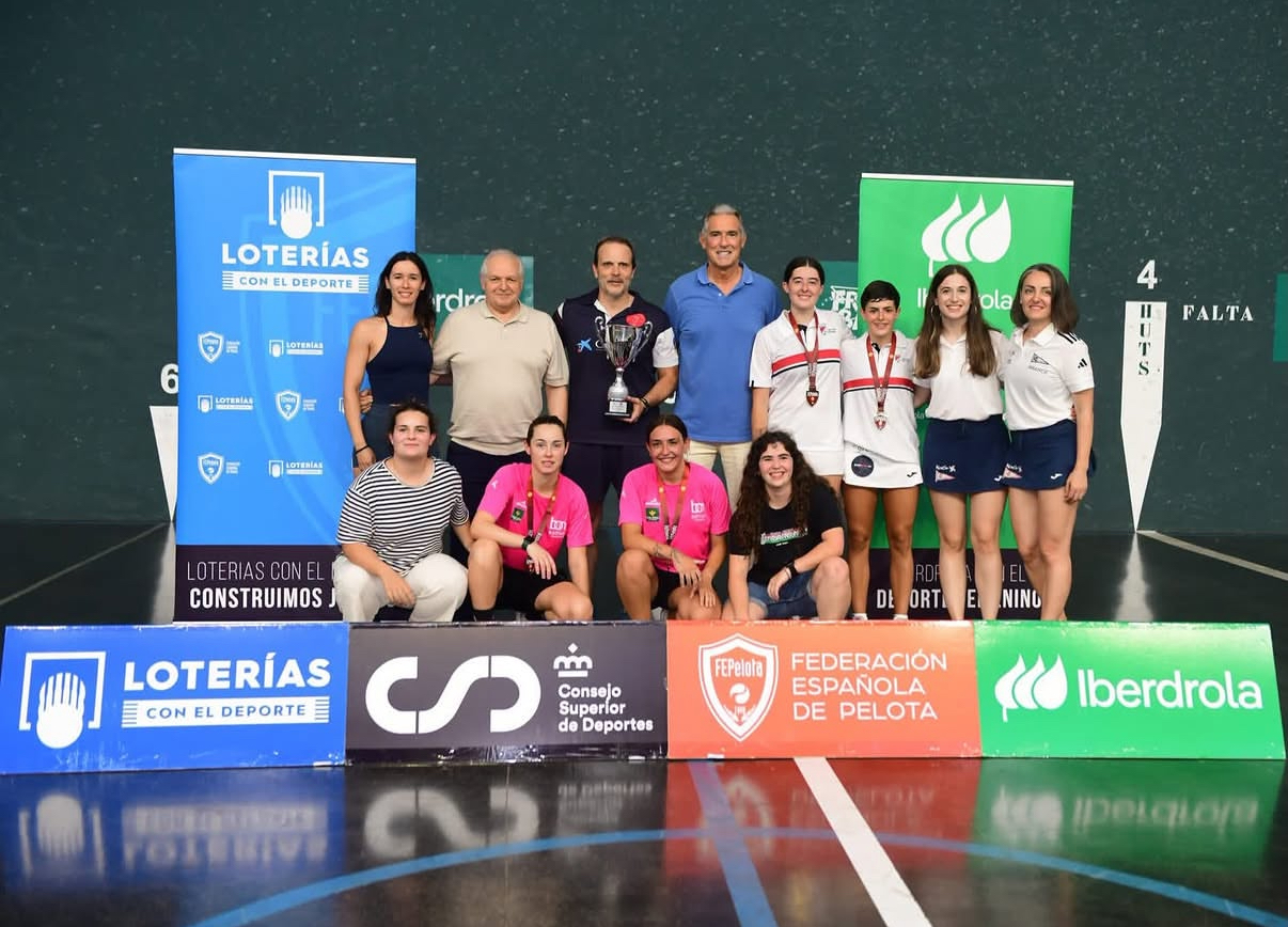María Rodríguez y equipo en el campeonato de Paleta Cuero Femenina