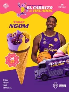 Tanor Ngom posando con un balón de baloncesto y un helado