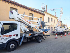 Camiones de Tejados y Reformas Hermanos Ruiz en una obra