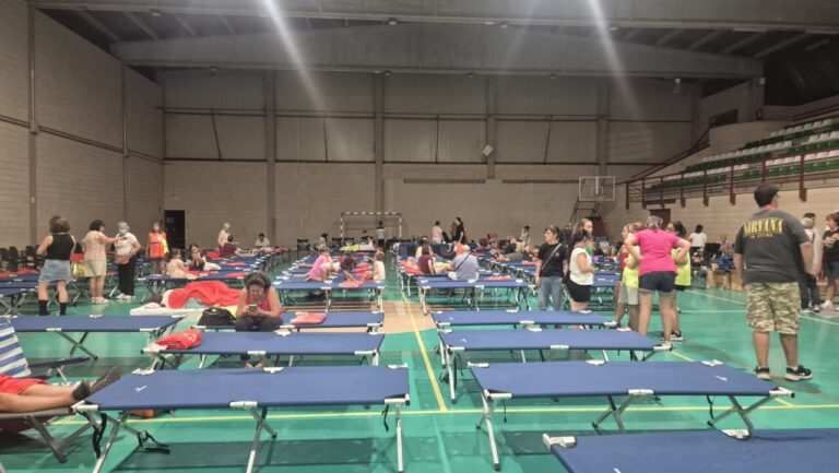 Evacuados en un polideportivo de Cebreros durante un incendio