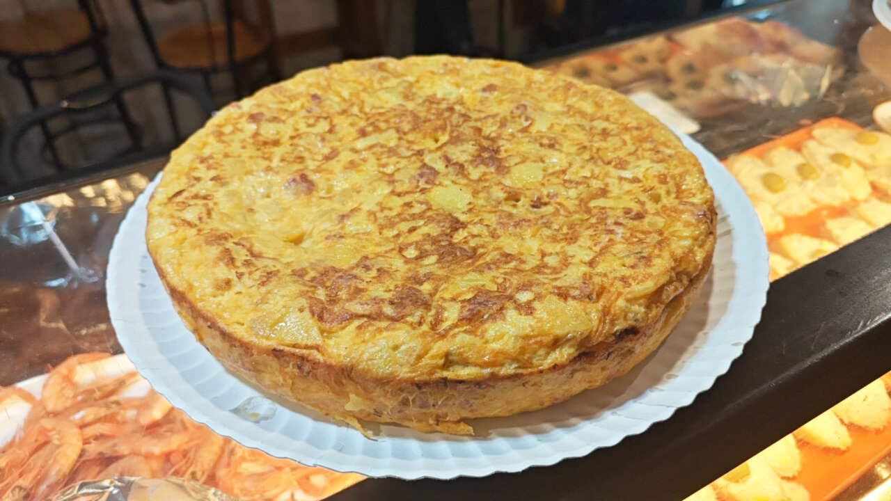 Tortilla de patatas servida en el Bar La Ermita en Palencia