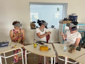 Tres mujeres usando gafas de realidad virtual en una sala