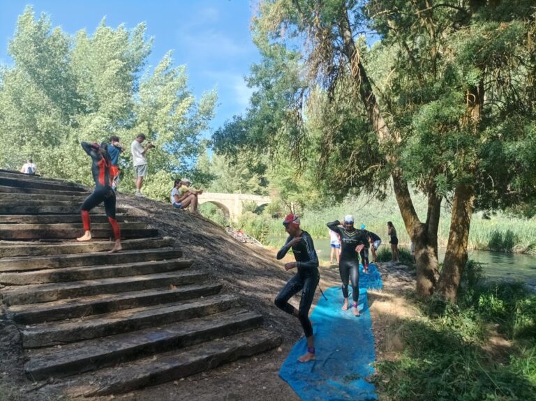 Participantes del Triatlón Sprint de Dueñas en la competición