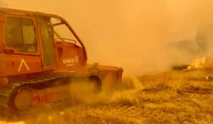 Máquina de la UME trabajando en el incendio de Burgohondo