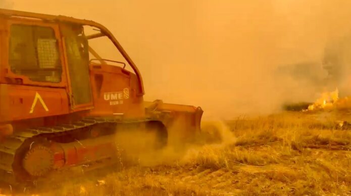 Máquina de la UME trabajando en el incendio de Burgohondo