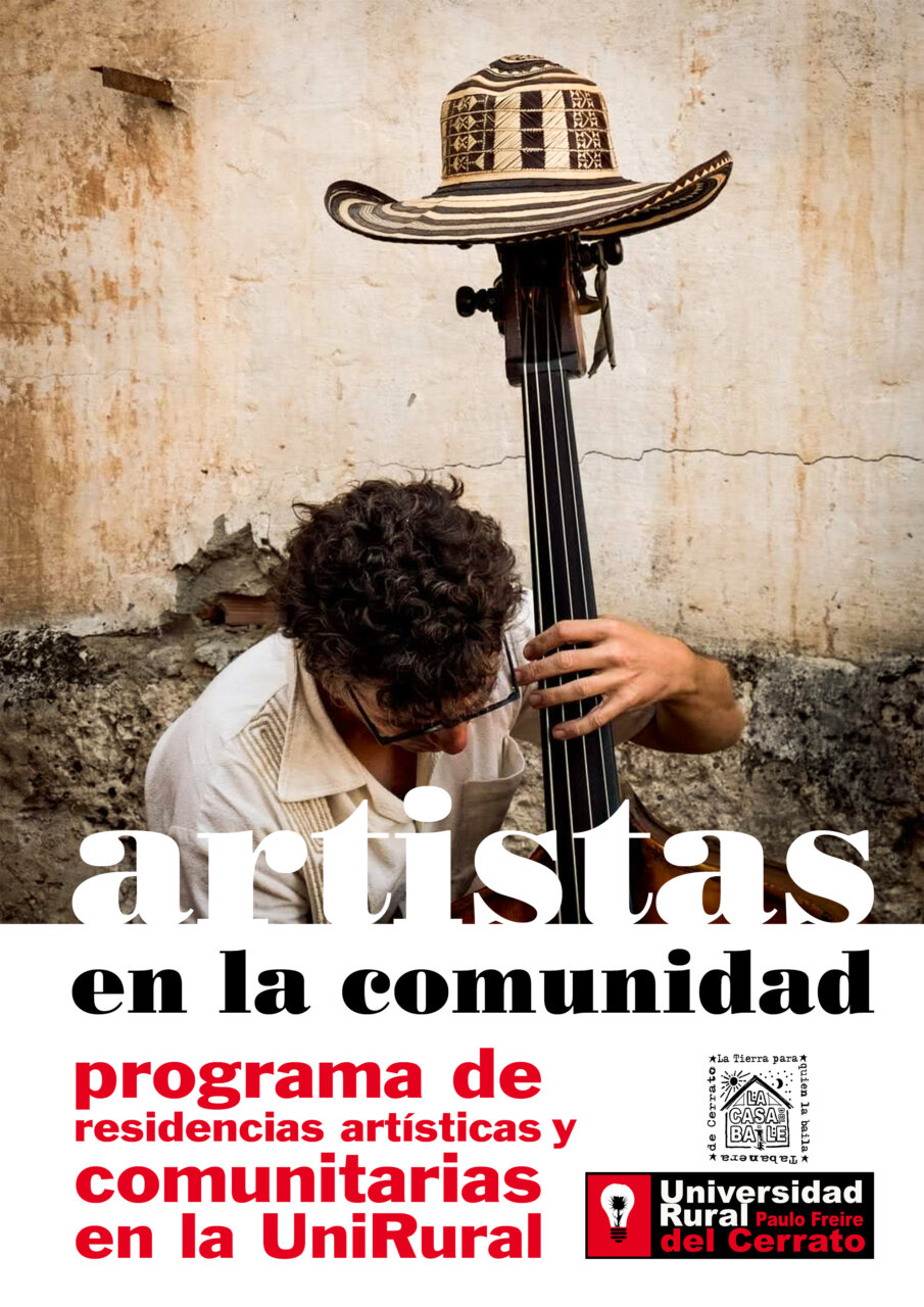 Músico tocando un instrumento en un entorno artístico rural