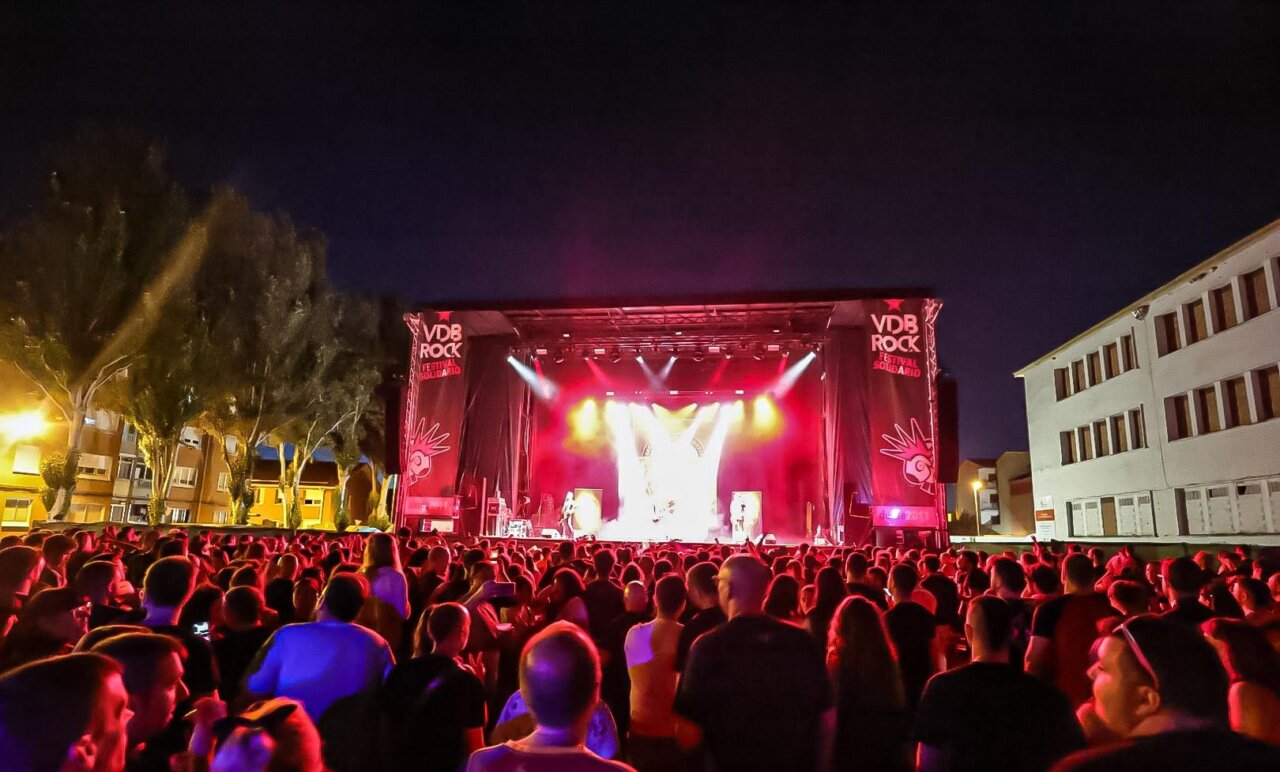 Multitud disfrutando del festival VdB Rock en Venta de Baños
