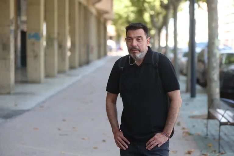 Hombre con EPOC en la calle durante el verano en Castilla y León