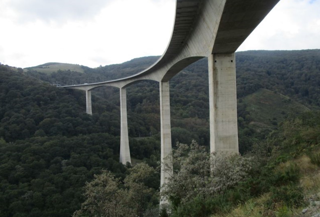 Viaducto de Montabliz en la autovía A-67 entre Palencia y Santander