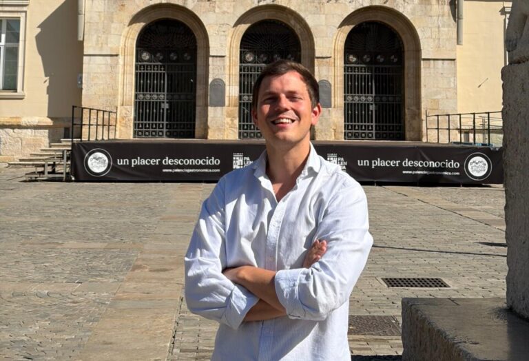 Víctor Torres posando frente al Ayuntamiento de Palencia